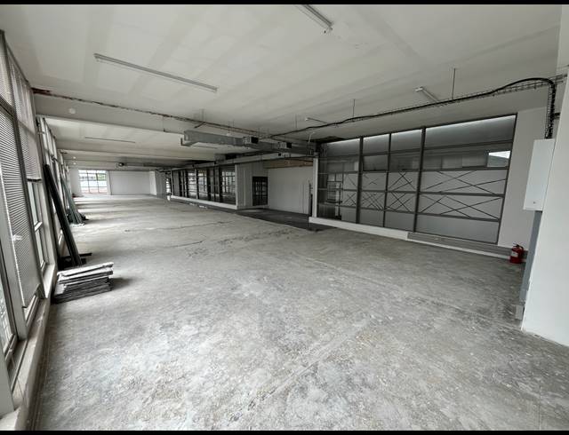 1,030M² BUSINESS TO LET IN WOODSTOCK